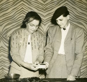 Hooker (left) and Biggar at an exhibition in Pensacola, Florida. Photo courtesy Cranbrook Archives, Margaret Elleanor Biggar Scrapbook, U.S. Navy photographer.